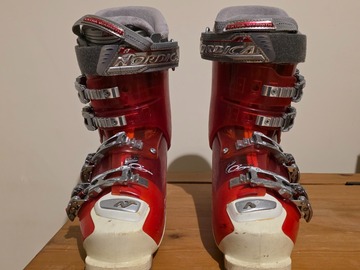 Winter sports: Ladies red Nordica ski boots 250-255mm (6/6.5 UK size)