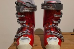 Winter sports: Ladies red Nordica ski boots 250-255mm (6/6.5 UK size)
