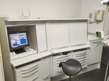 Gebruikte apparatuur: Kasten inrichting voor 3 tandartskamers met wastafel