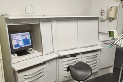 Gebruikte apparatuur: Kasten inrichting voor 3 tandartskamers met wastafel