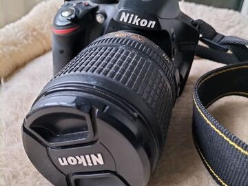Vente: Appareil photo numérique NIKON D3200 avec Zoom et chargeur