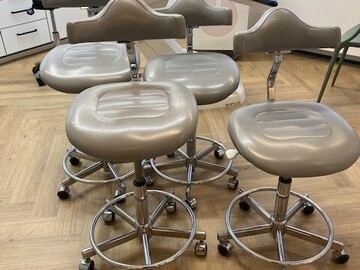 Gebruikte apparatuur: vier Jorg en Sohn tandartsstoeltjes
