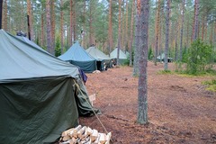 Til leie (per uke): Puolijoukkueteltta ja kamina 