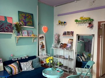 Vuokrataan: Työpöytäpaikka värikkäässä studiossa Ullanlinnassa