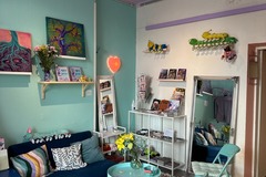 Vuokrataan: Työpöytäpaikka värikkäässä studiossa Ullanlinnassa