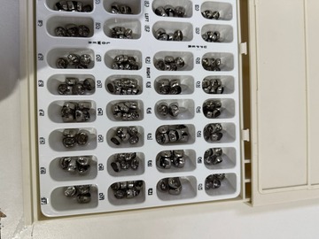 Gebruikte apparatuur: 3M Stainless steel kronen primary polar