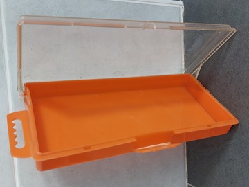 À vendre: Boite de rangement En plastique orange 