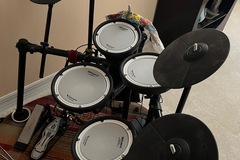 Selling with online payment: Roland td1 set + I extra crash and double kick pedal 
