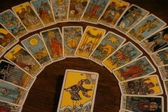 Selling: Detailed Love Tarot card reading