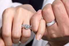 Selling: Is he right one for me? WHEN WILL HE PROPOSE ME? 