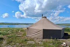 Til leie (per uke): Puolijoukkueteltta ja kamina