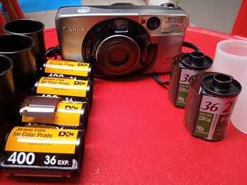 À donner: 2 appareils photo + 1 chargeur et une batterie + pellicules