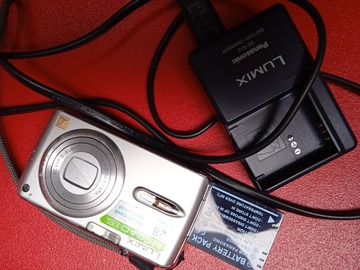 À donner: 2 appareils photo + 1 chargeur et une batterie + pellicules