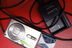 À donner: 2 appareils photo + 1 chargeur et une batterie + pellicules