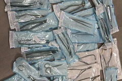 Gebruikte apparatuur: Chirurgisch instrumentarium, hevels,extractietangen naaldvoerders