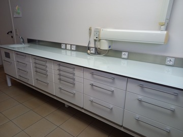 Gebruikte apparatuur: Modern cabinet met sensor kraan