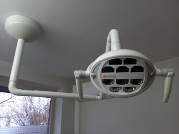 Gebruikte apparatuur: Medische plafondlamp boven tandartsstoel