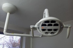 Gebruikte apparatuur: Medische plafondlamp boven tandartsstoel