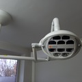 Gebruikte apparatuur: Medische plafondlamp boven tandartsstoel