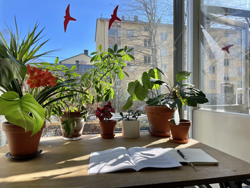 Yhteisöllinen työtila: Tunnelmallinen jaettu työtila Herttoniemessä