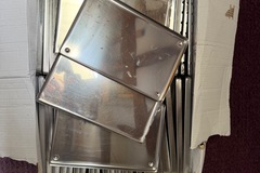 Gebruikte apparatuur: Behandel trays staal  65 stuks 