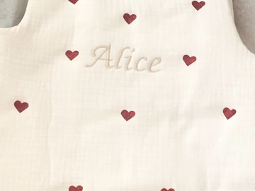Sale retail: Gigoteuse coeurs brodée prénom 0-6 mois