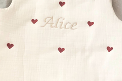 Sale retail: Gigoteuse coeurs brodée prénom 0-6 mois