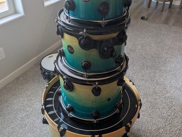 Selling with online payment: DW Collector's Series Drum Set in Regal Blue to Natural Fade with