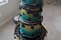 Selling with online payment: DW Collector's Series Drum Set in Regal Blue to Natural Fade with