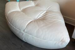 Vente: Pouf blanc cuir CHateau d'Ax parfait état