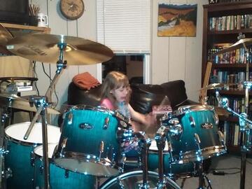 Selling with online payment: 7 pc Pearl Vison Kit w/ Cymbals, dw 3000 Pedals, and cases.