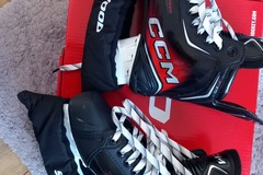 Verkaufen mit Online-Zahlungen: Eishockeyschuhe CCM JetSpeed FT870 Regular, Größe 42,5 + Schoner