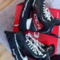 Verkaufen mit Online-Zahlungen: Eishockeyschuhe CCM JetSpeed FT870 Regular, Größe 42,5 + Schoner