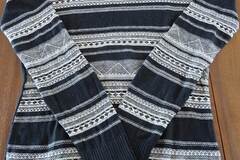 Selling: PULL LEGER NOIR ET BLANC