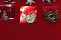 Bulk Lots: 100 pcs-Christmas Jewelry-Necks, Bracelets, Earrings, Pins 