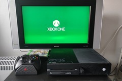 Myydään: Xbox One 500GB with controller & FIFA 17 (TV included for free!)
