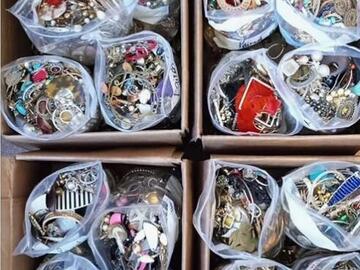 Bulk Lots: 200pcs Mixed Fashion Jewelry Ring Earring Necklace and Bracelet