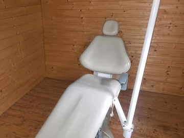 Gebruikte apparatuur: Professionele behandelstoel met verlichtingarm – volledig werkend
