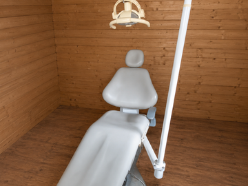 Gebruikte apparatuur: Professionele behandelstoel met verlichtingarm en voetbediening 