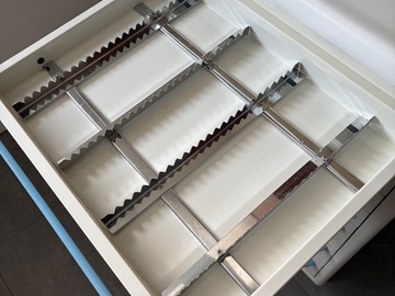 Gebruikte apparatuur: 3 kastjes met lades 1 kastje met deur DentalArt 