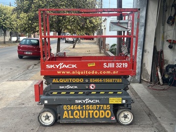 En alquiler: Plataforma tijera Electrica para trabajos en hasta 8 mts SkyJack 