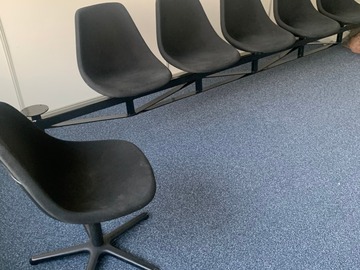 Gebruikte apparatuur: wachtkamer bank en 1 losse stoel 4 meter