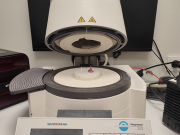 Gebruikte apparatuur: Keramiek oven Ivoclar X1 met nieuwe pomp