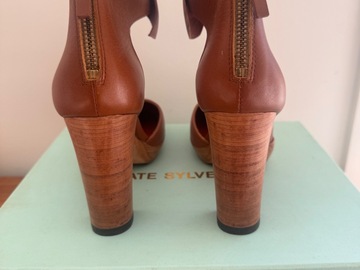 Selling: Tan leather heels