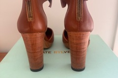Selling: Tan leather heels