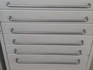 Gebruikte apparatuur: Mobiele instrumentenkasten voor tandheelkunde (op wielen)