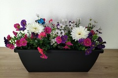 Sales: balconnières avec fleurs artificielle bien garnie