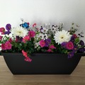 Sales: balconnières avec fleurs artificielle bien garnie