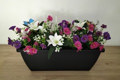 Sales: balconnières avec fleurs artificielle bien garnie