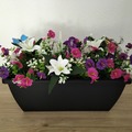 Sales: balconnières avec fleurs artificielle bien garnie